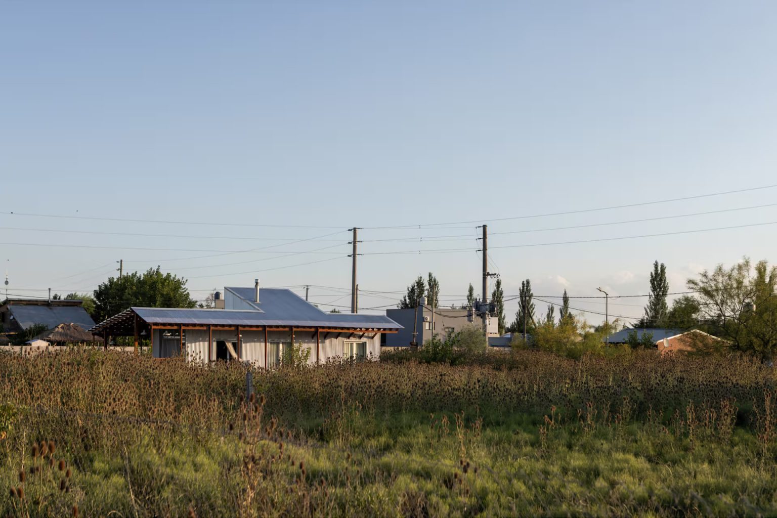 maison en bois et tôle