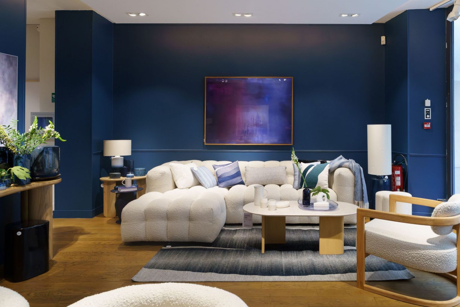 salon design murs bleus catalogue maisons du monde automne/hiver 2025/2026