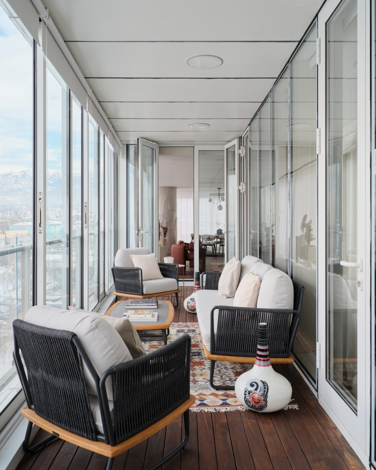 balcon fermé avec salon de jardin