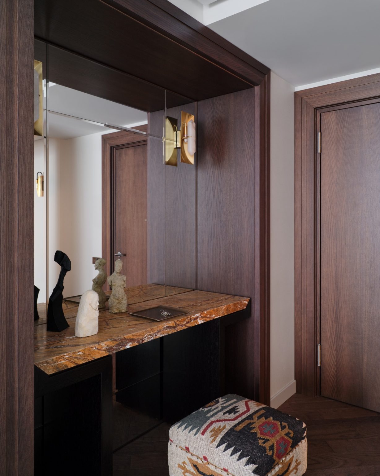 entrée avec bureau dans niche