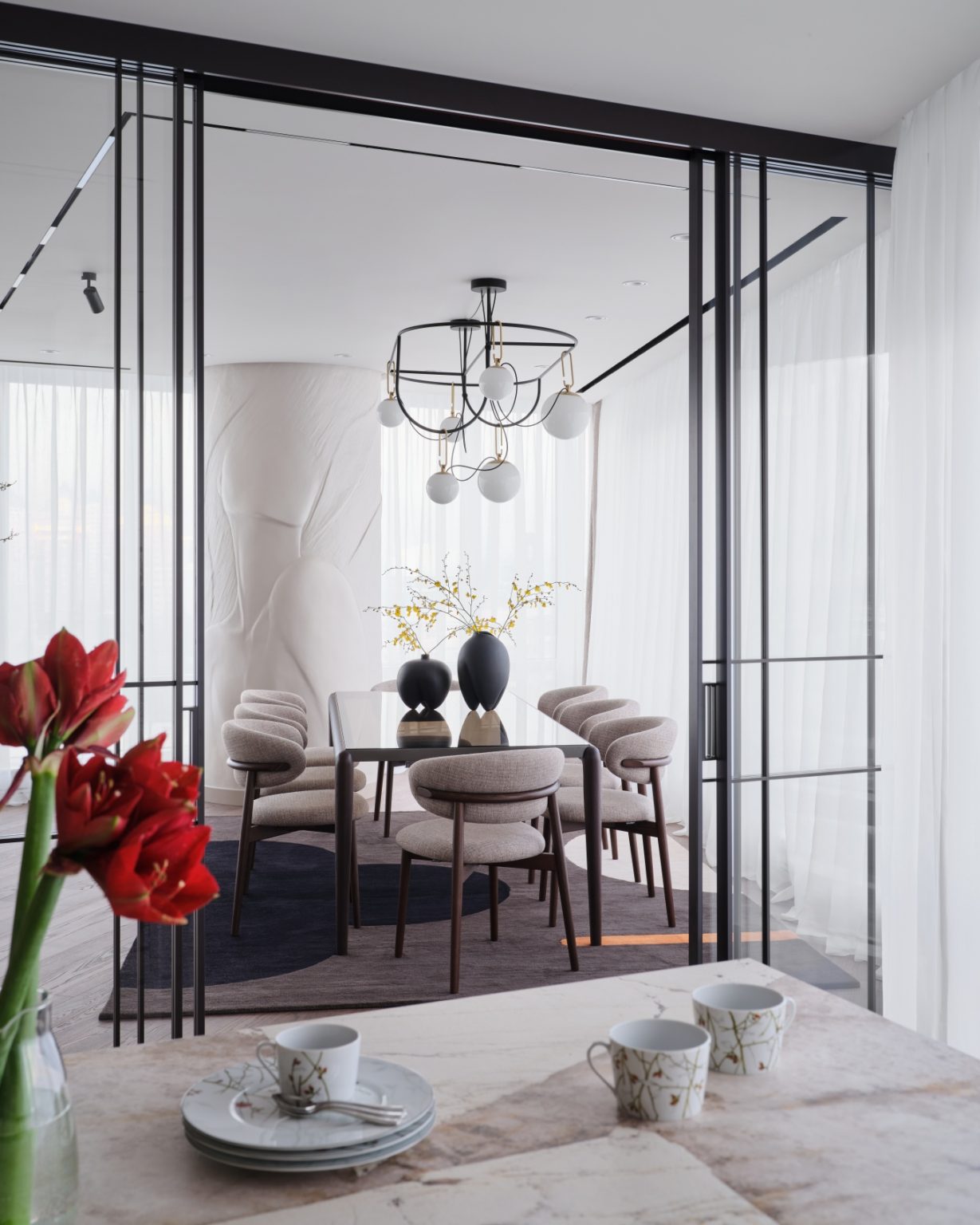 cuisine avec verrière et salle à manger décoration design blanche et beige