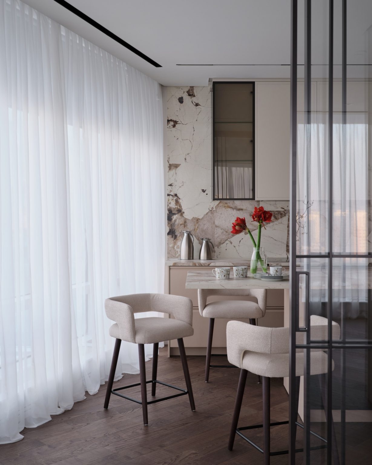 cuisine contemporaine marbre avec verrière acier noir