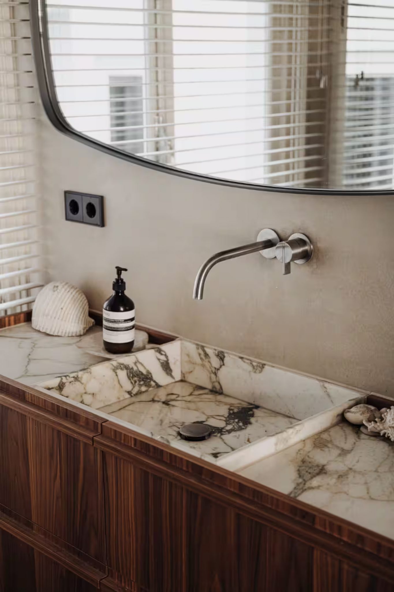salle de bain décoration contemporaine bois et marbre
