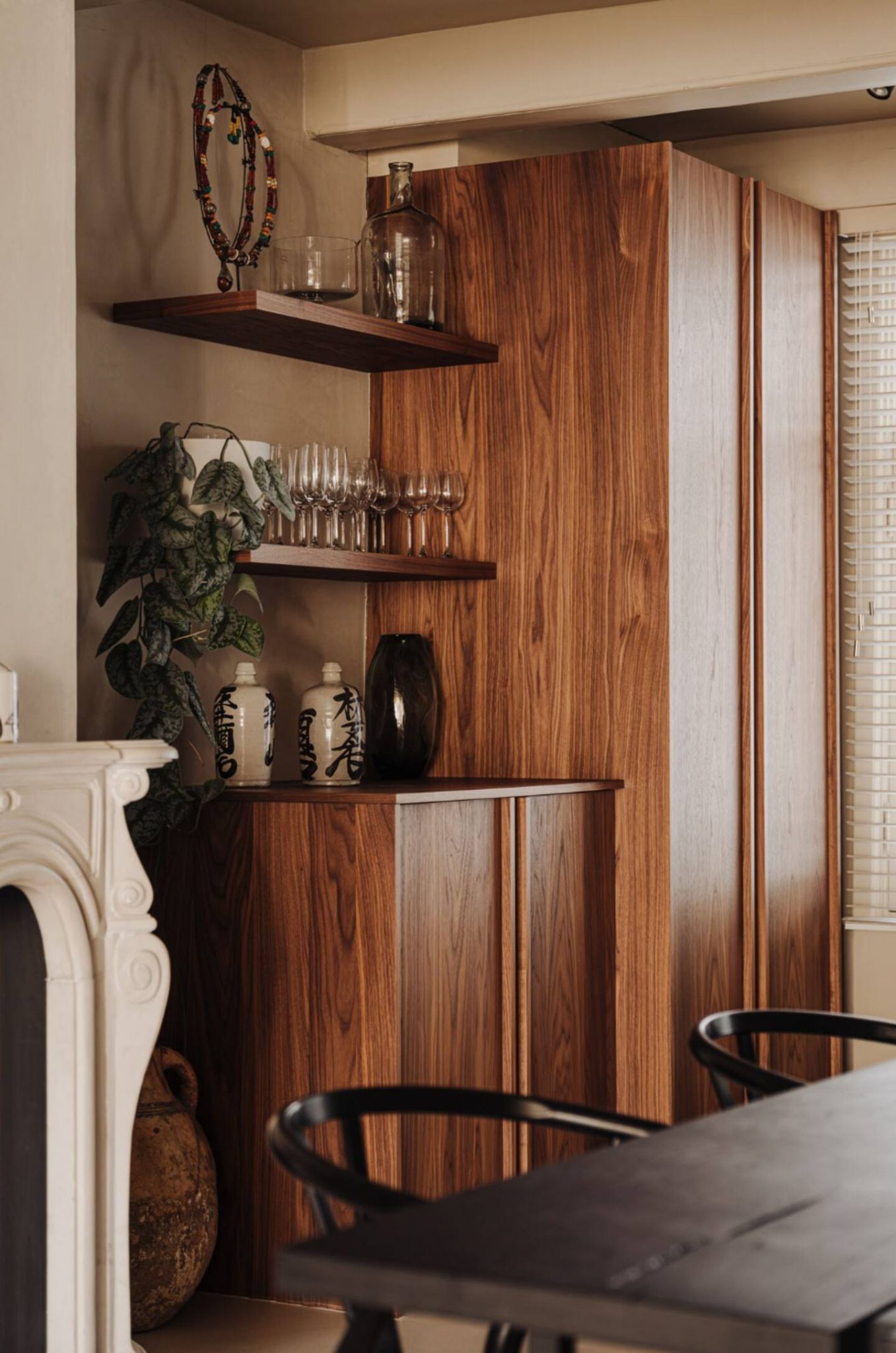 cuisine noyer et salle à manger avec chaises wishbone décoration contemporaine