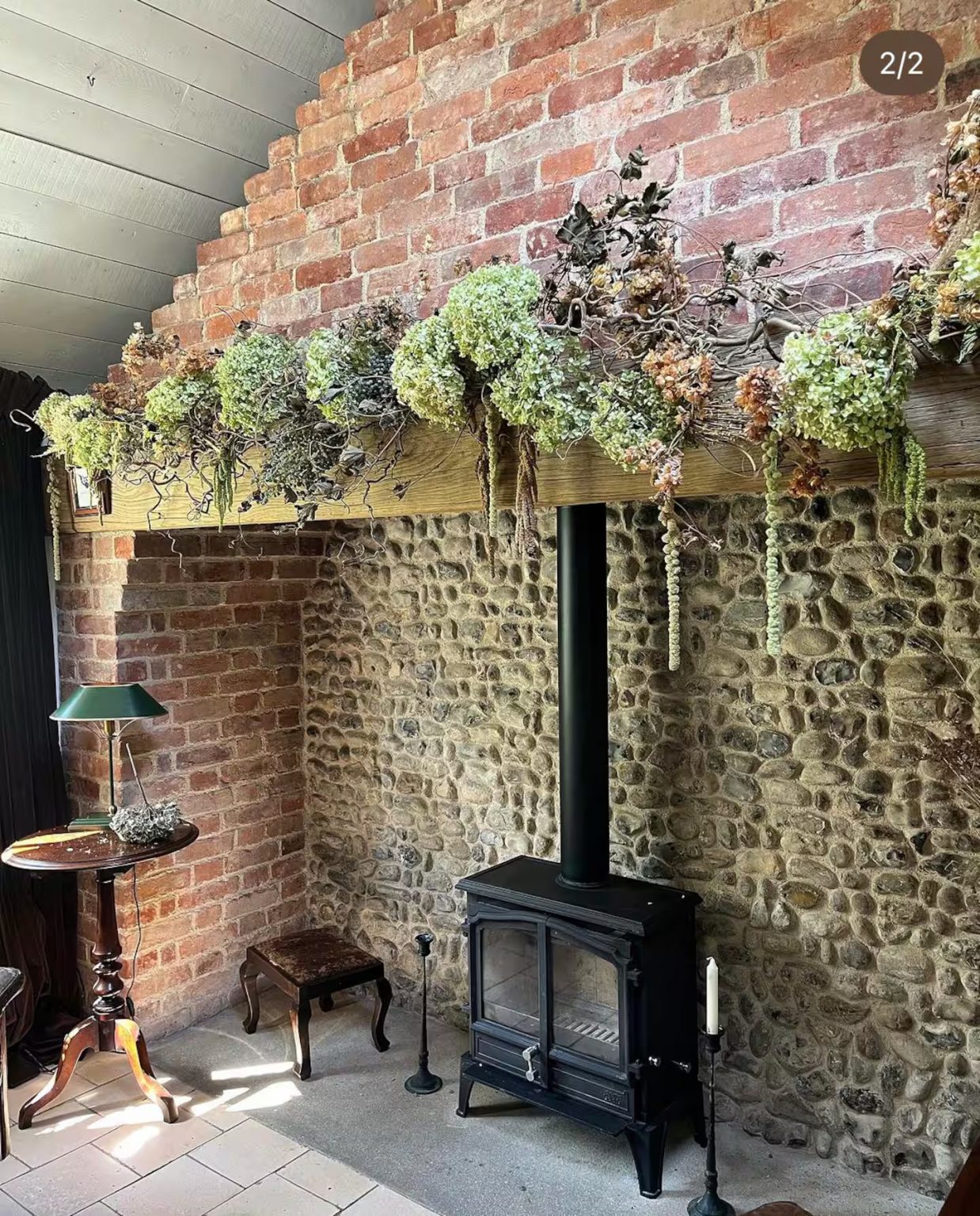 salon avec poêle cottage en pierres Spinks Nest