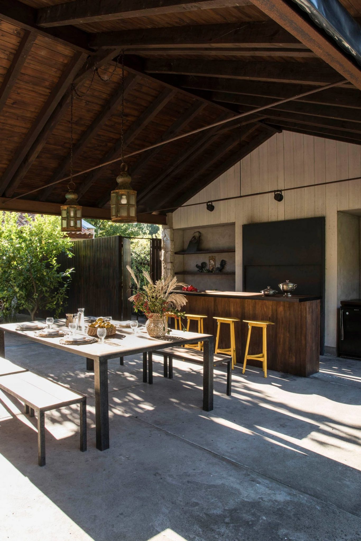 terrasse maison en pierres avec cuisine d'été