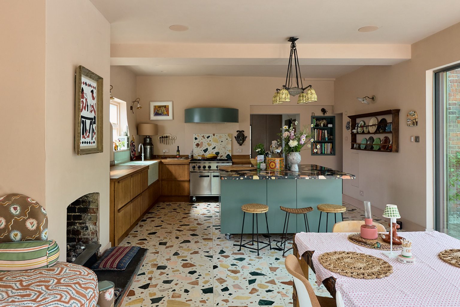 salle à manger et cuisine sol terrazzo décoration colorée
