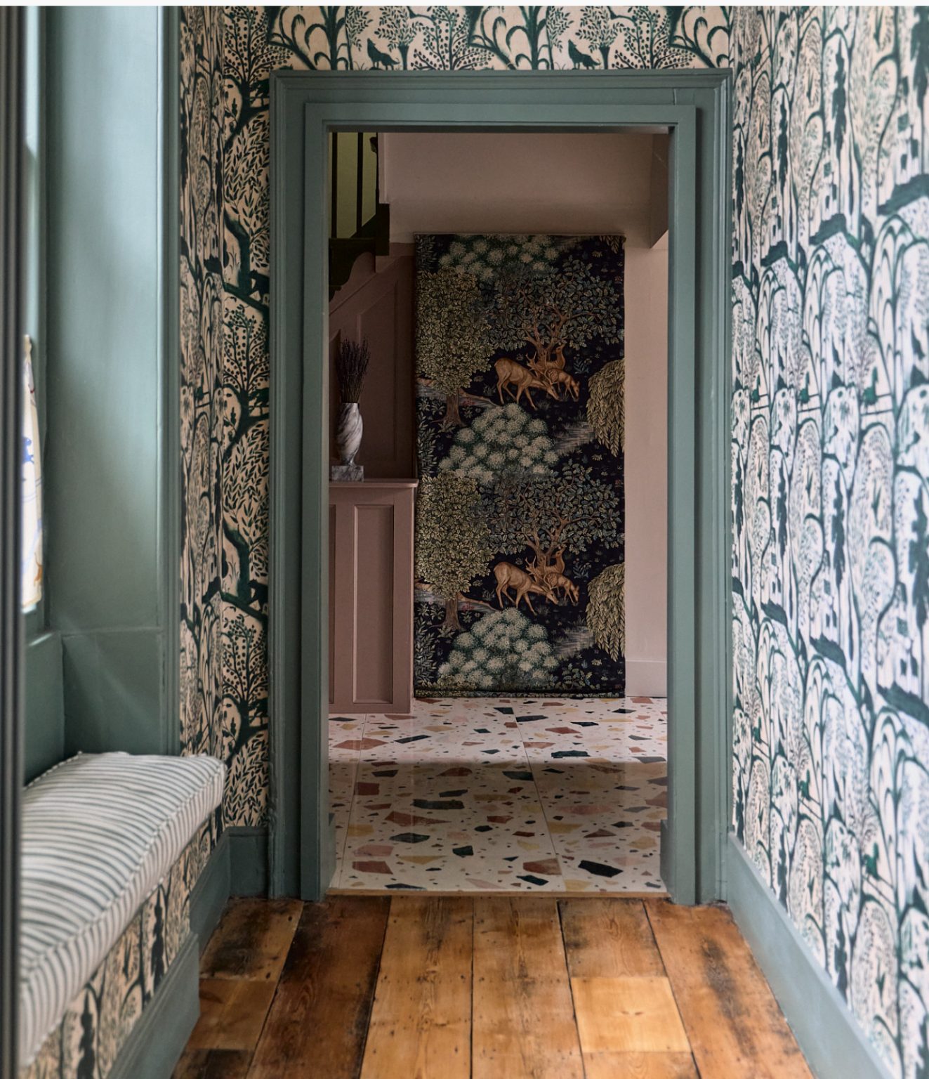 couloir avec banc et papier-peint