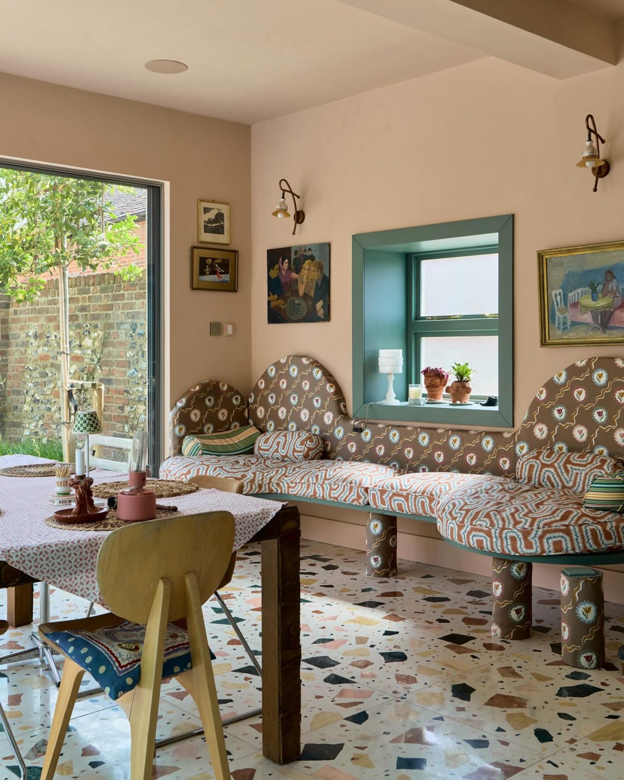 salle à manger dans cuisine sol terrazzo décoration colorée