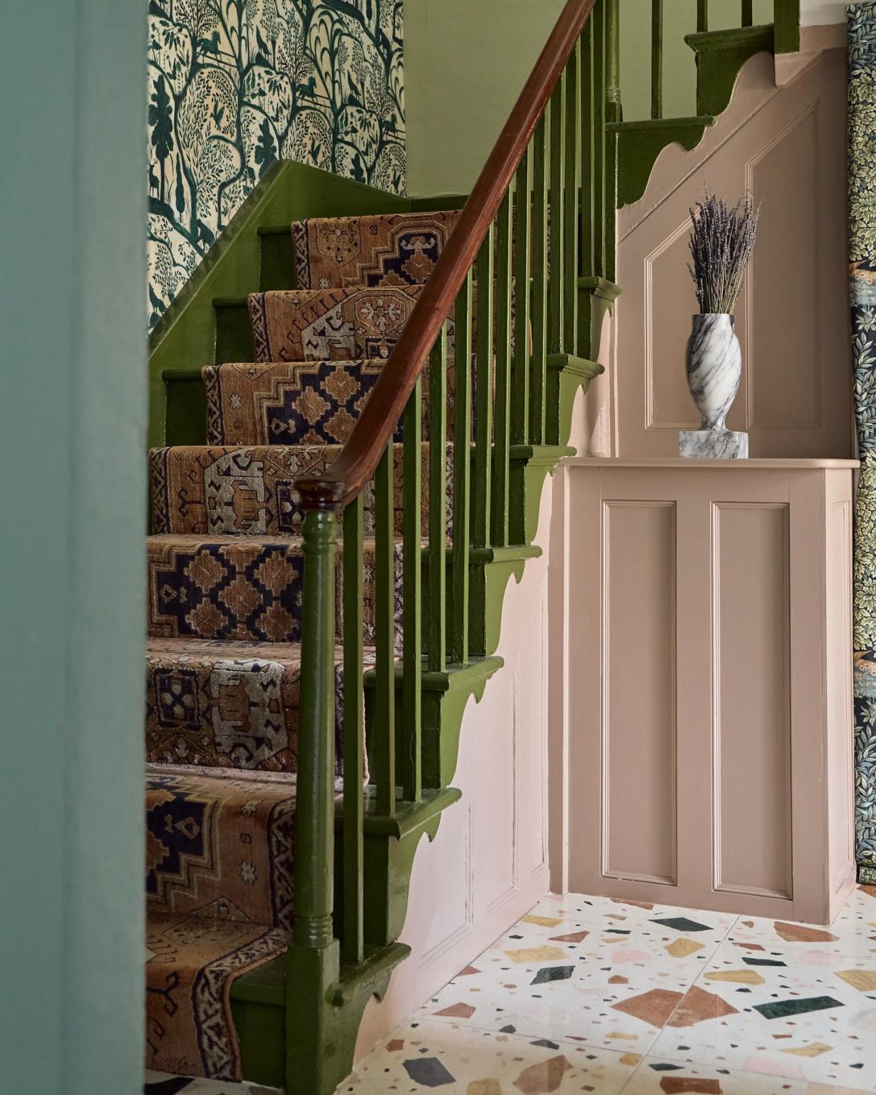 escalier ancien peint en vert et tapis d'escalier vintage