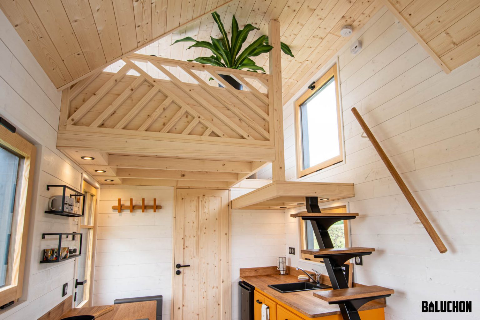 salon avec mezzanine mini maison mobile