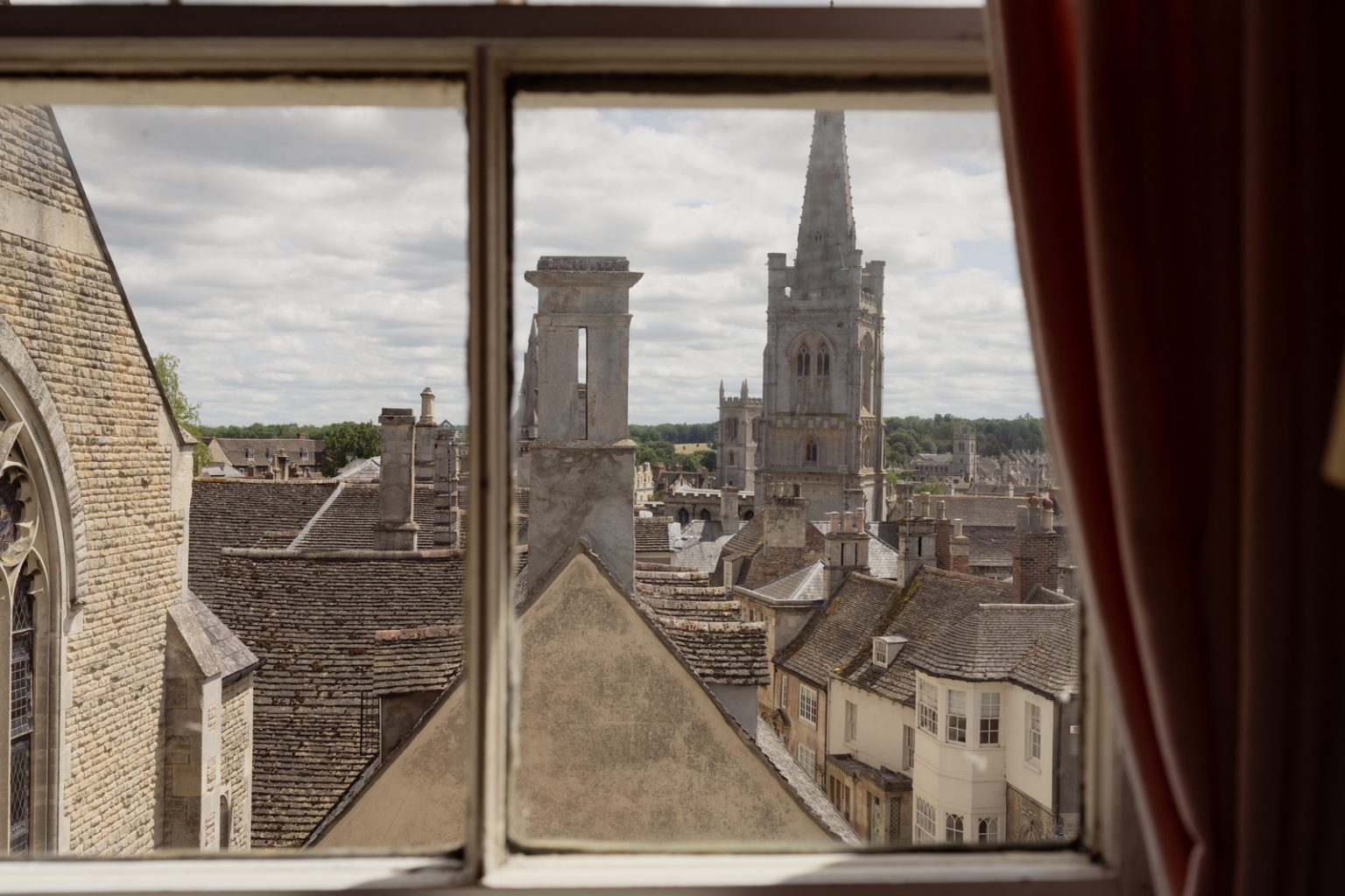 vue ville anglaise à travers fenêtre