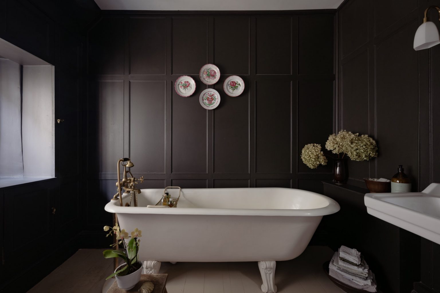 salle de bain rétro murs gris anthracite à panneaux 