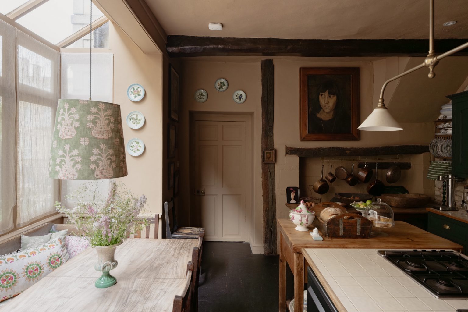 cuisine verte avec espace repas décoration campagne chic maison anglaise