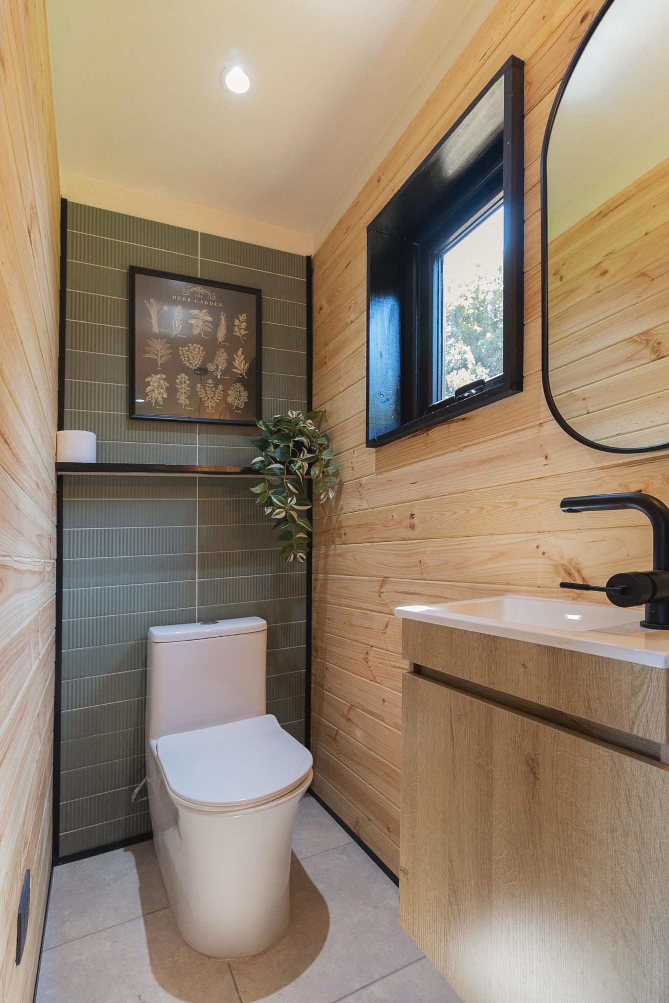 salle de bain verte et bois tiny house cabane Auro