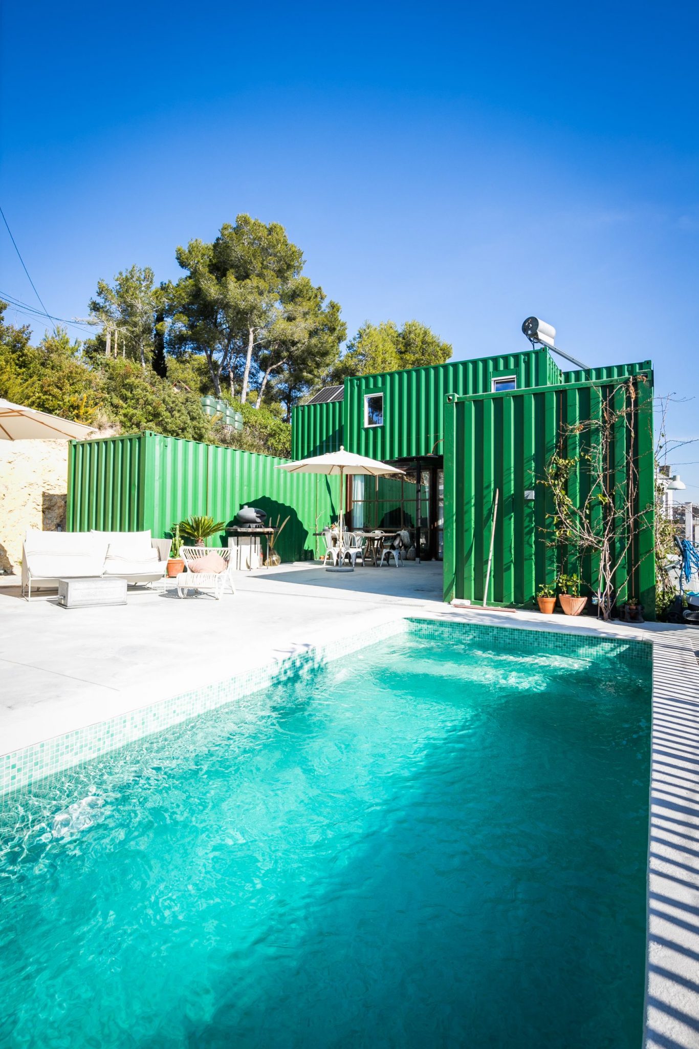 maison container façade verte avec piscine