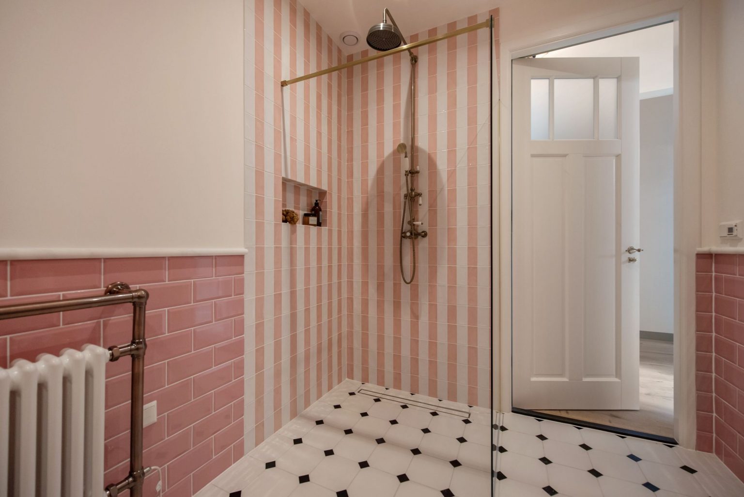 salle de bain rétro carrelage rose carrelage sol cabochons