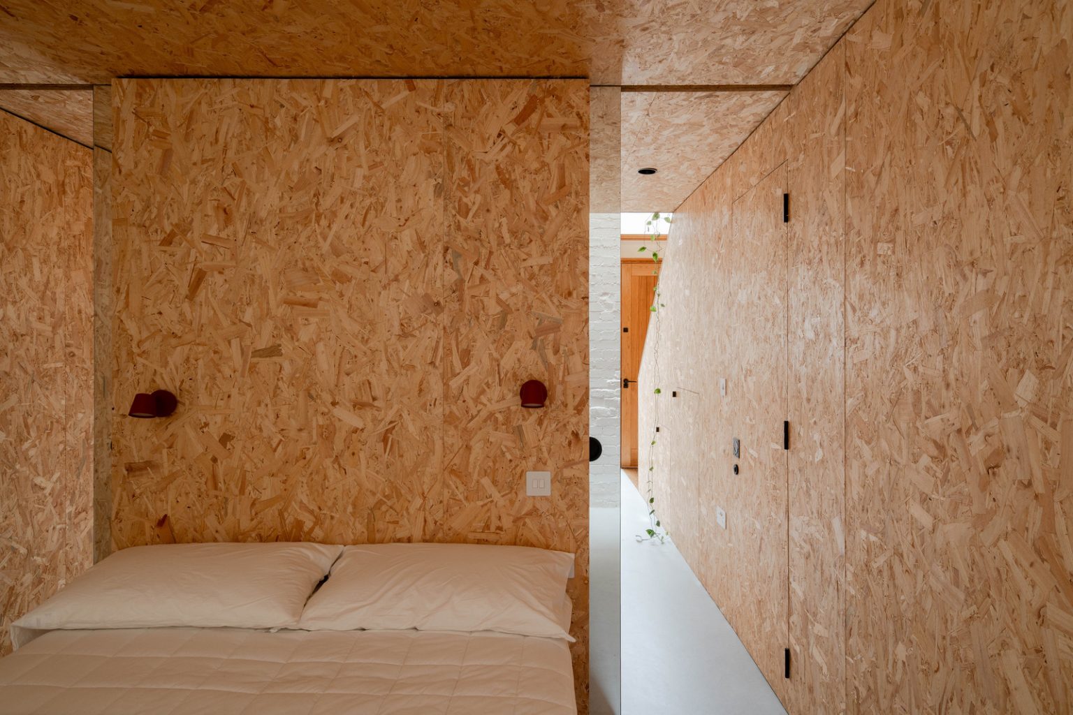 chambre semi-ouverte murs et plafond OSB