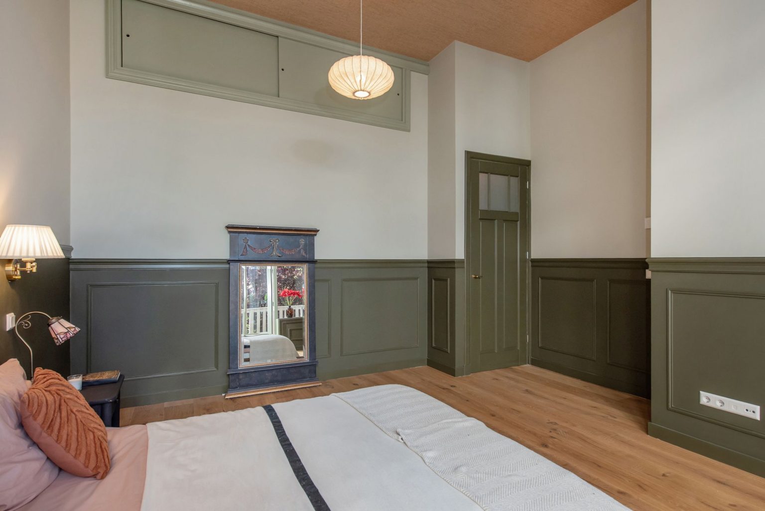 chambre décoration rose et verte dans appartement Art Nouveau