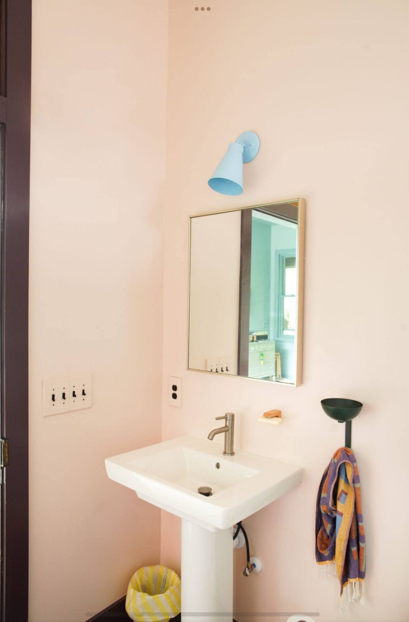salle de bain rétro mur rose
