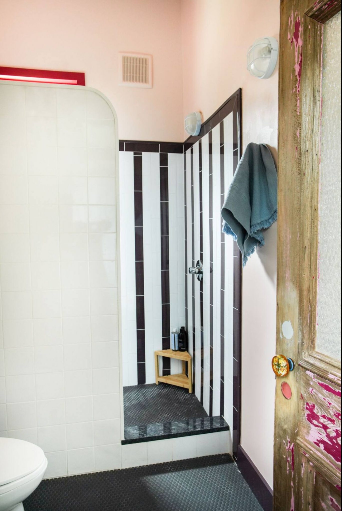 salle de bain rétro mur rose carrelage noir et blanc