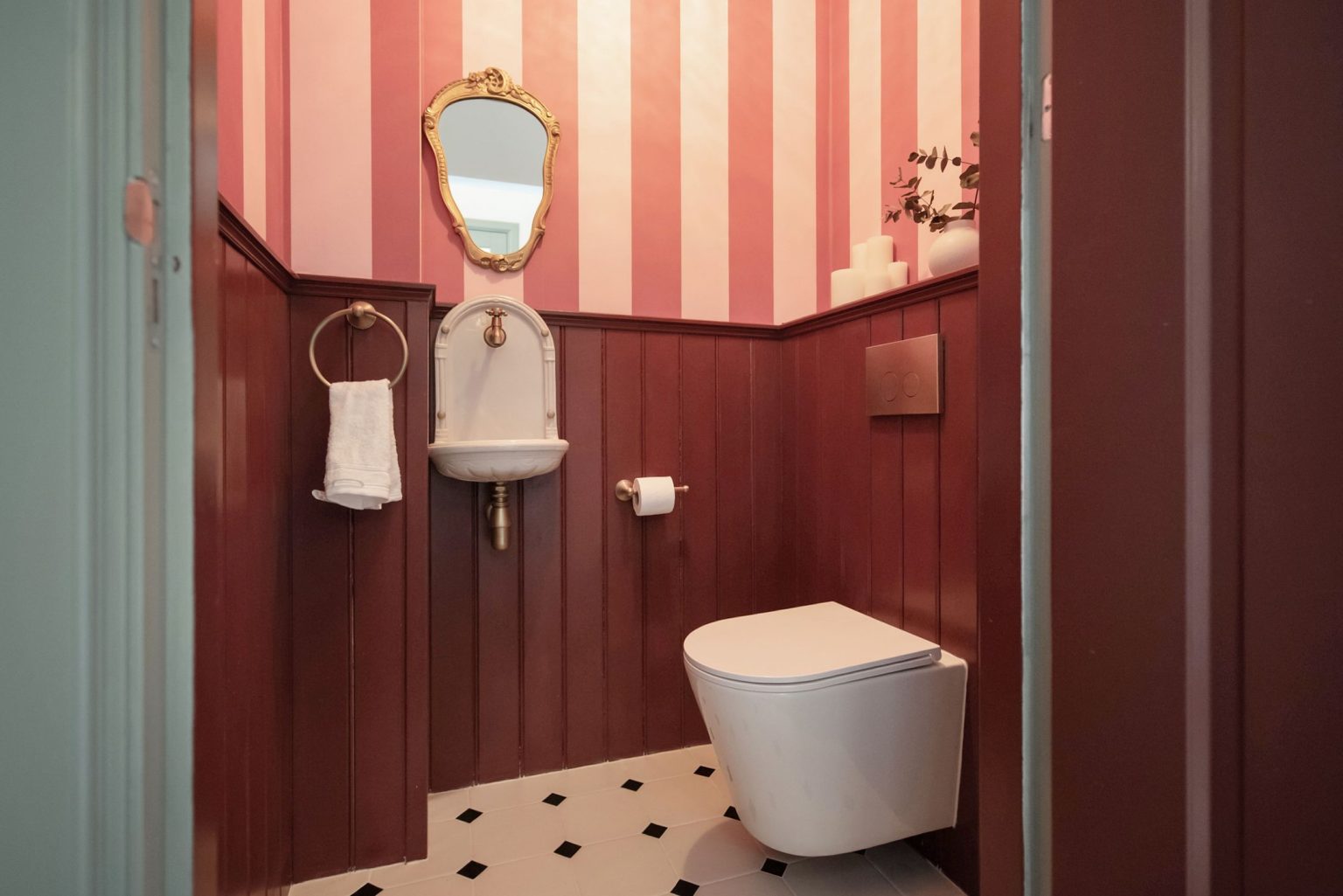 toilettes papier-peint rayures roses soubassement bordeaux sol cabochons