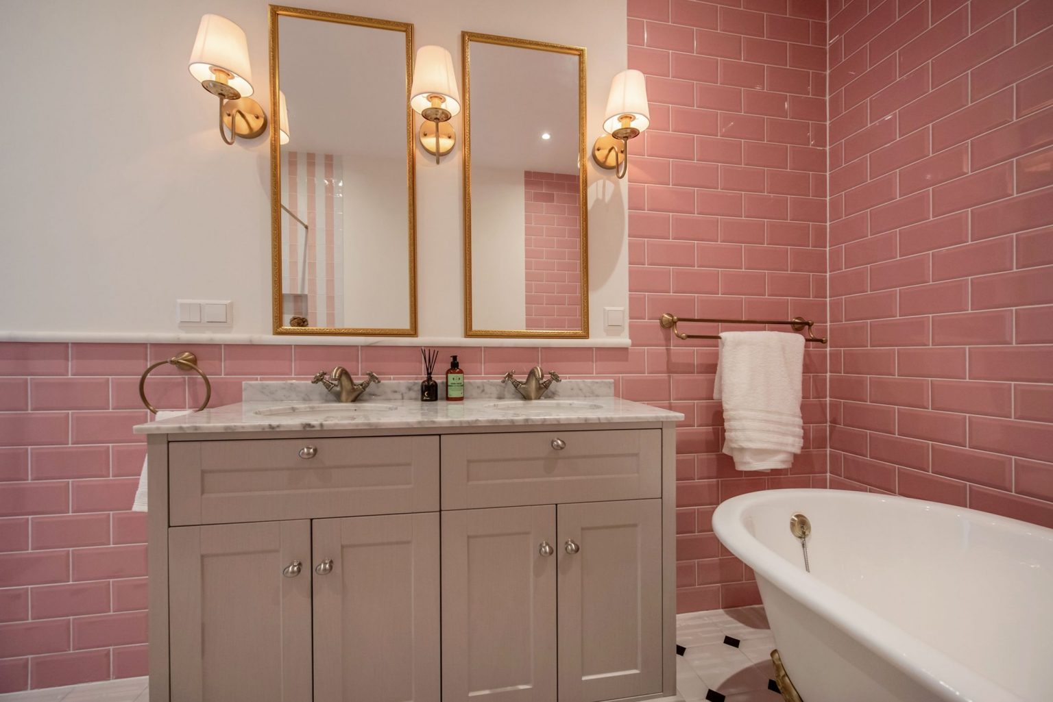 salle de bain rétro carrelage rose baignoire sur pieds