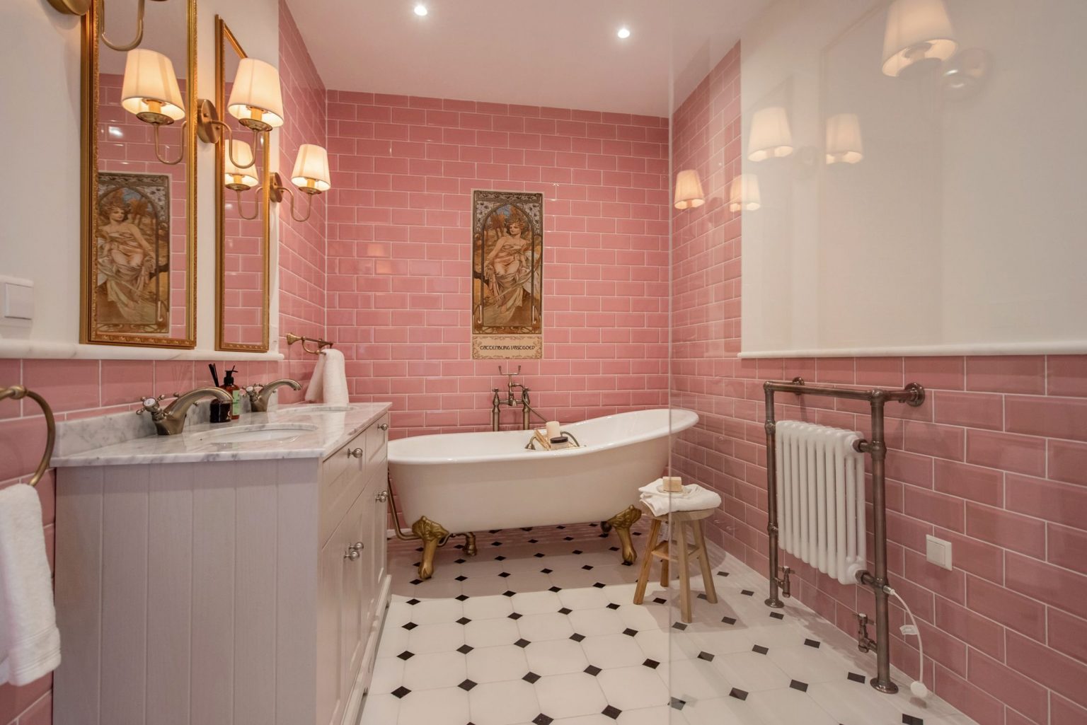 salle de bain rétro carrelage rose baignoire sur pieds pattes de lion carrelage cabochons
