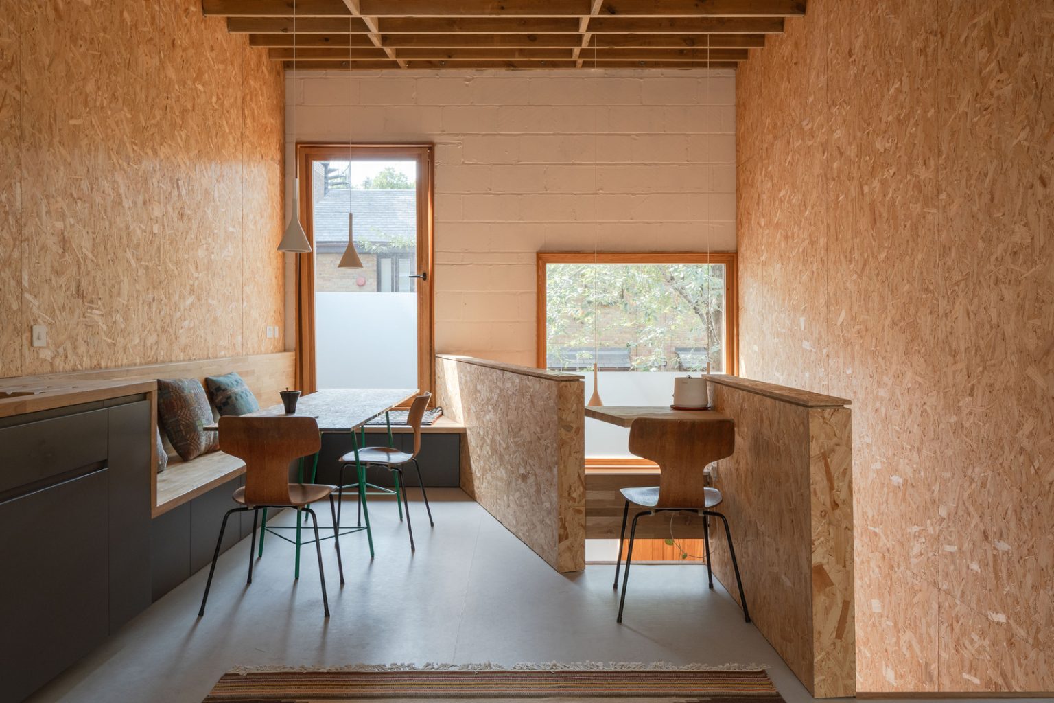 salle à manger et bureau murs OSB petite maison 51m2