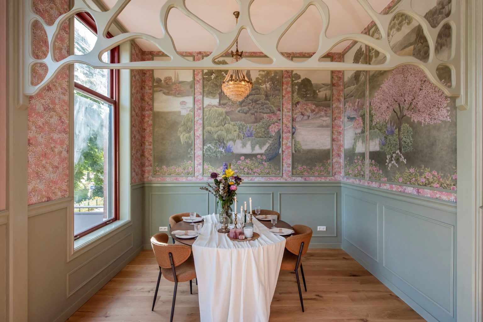 salle à manger décoration rose et verte dans appartement Art Nouveau