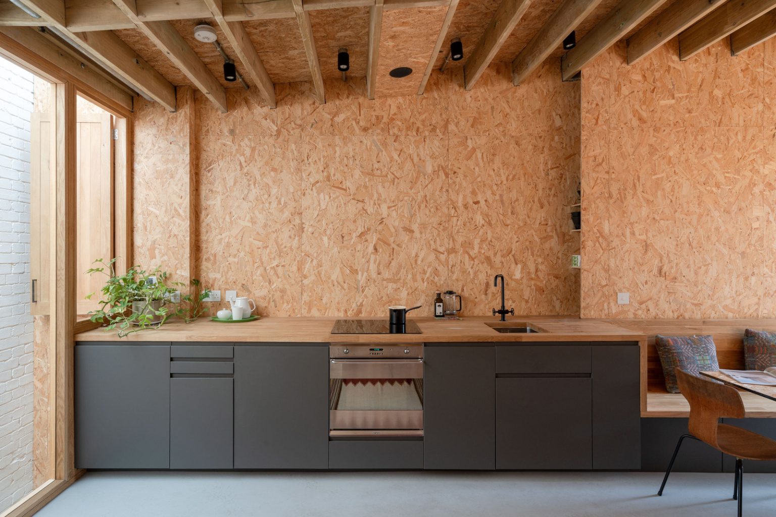 cuisine ouverte grise design murs OSB petite maison 51m2