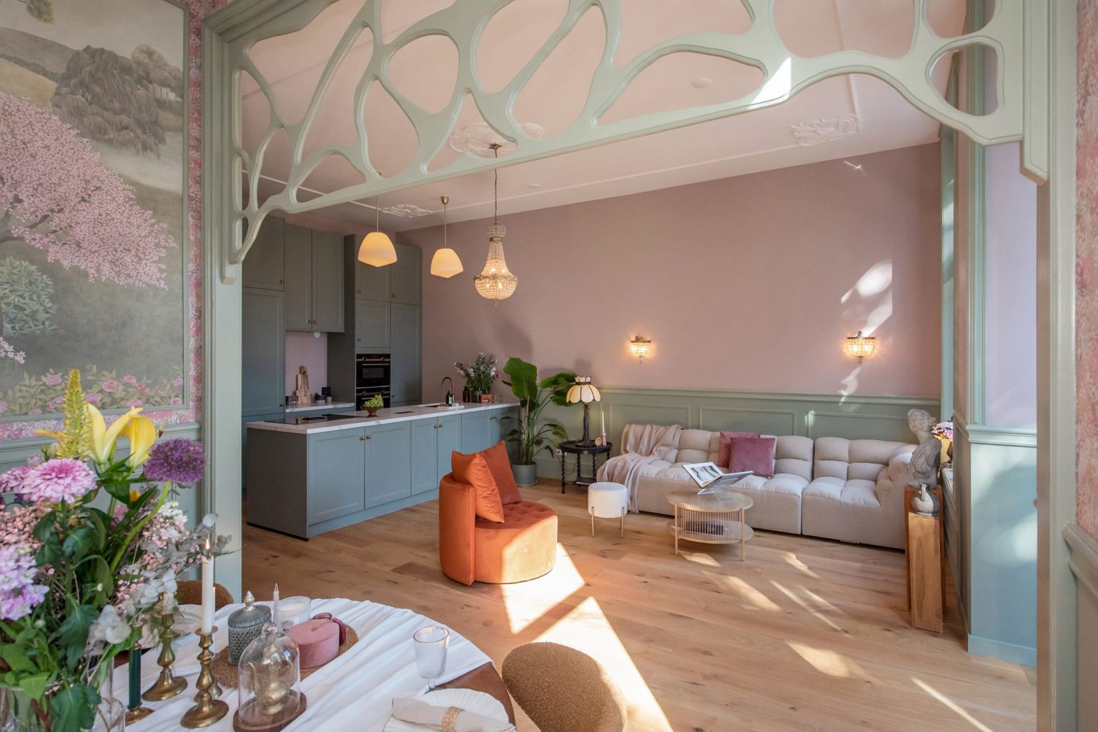 salle à manger et salon décoration rose et verte dans appartement Art Nouveau
