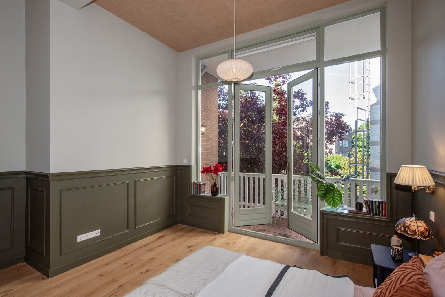 chambre avec balcon décoration rose et verte dans appartement Art Nouveau
