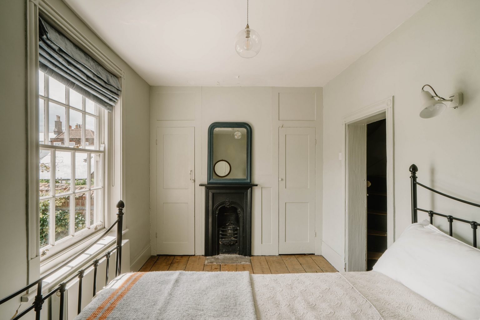 chambre décoration rustique chic avec cheminée géorgienne en fonte noire