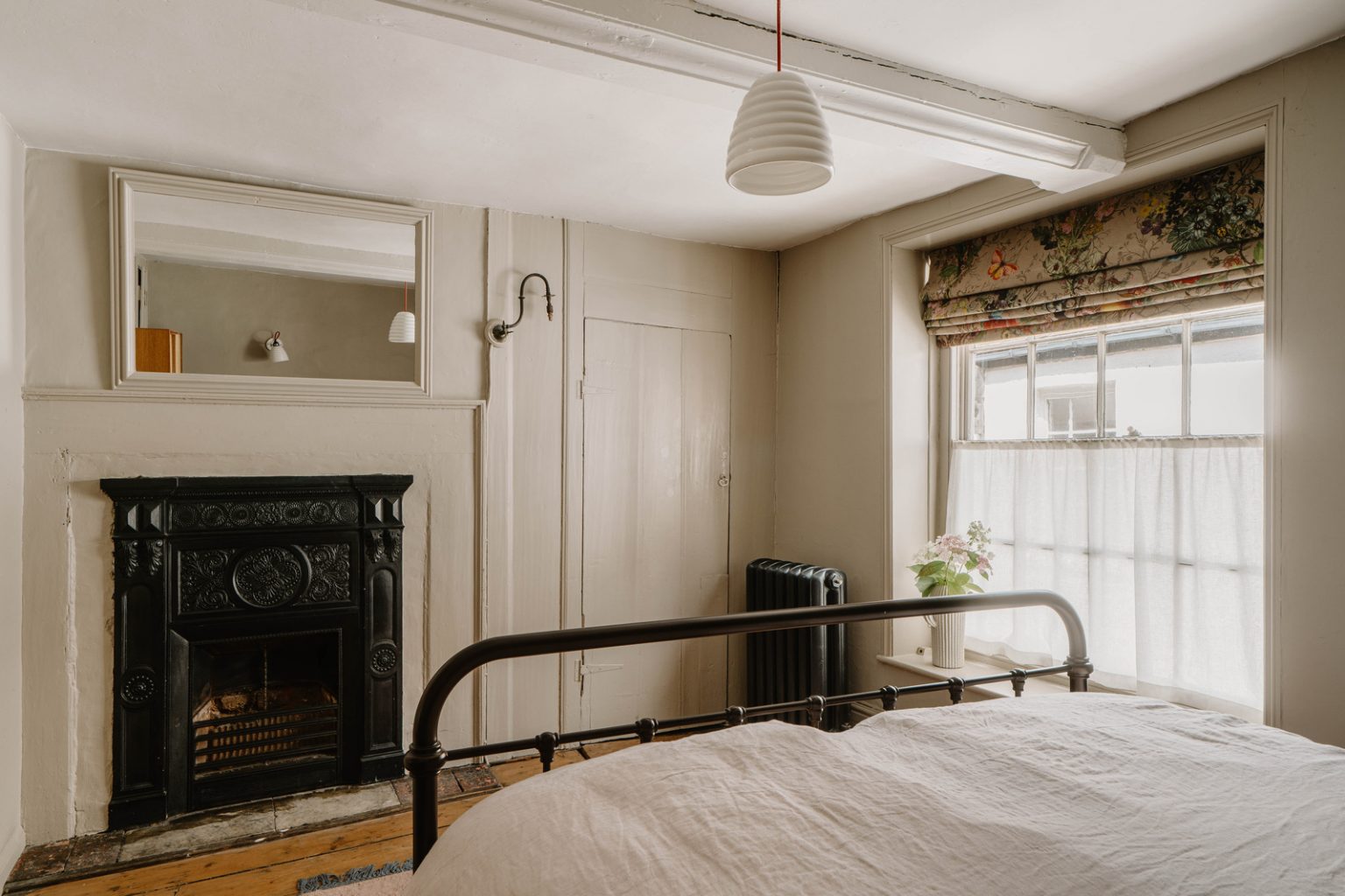 chambre décoration rustique chic avec cheminée géorgienne en fonte noire
