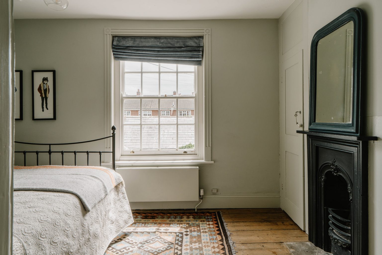 chambre avec cheminée géorgienne en fonte petite maison ancienne de 98m2