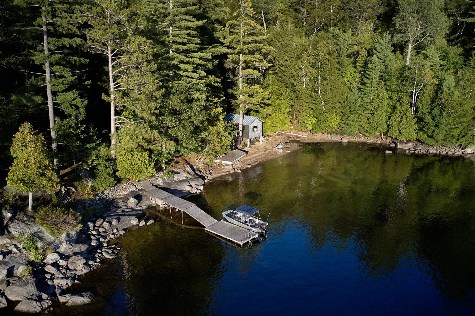 maison en bois hors réseaux bord de lac