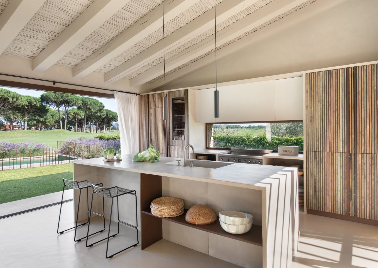 cuisine design plafond roseaux maison en pierres
