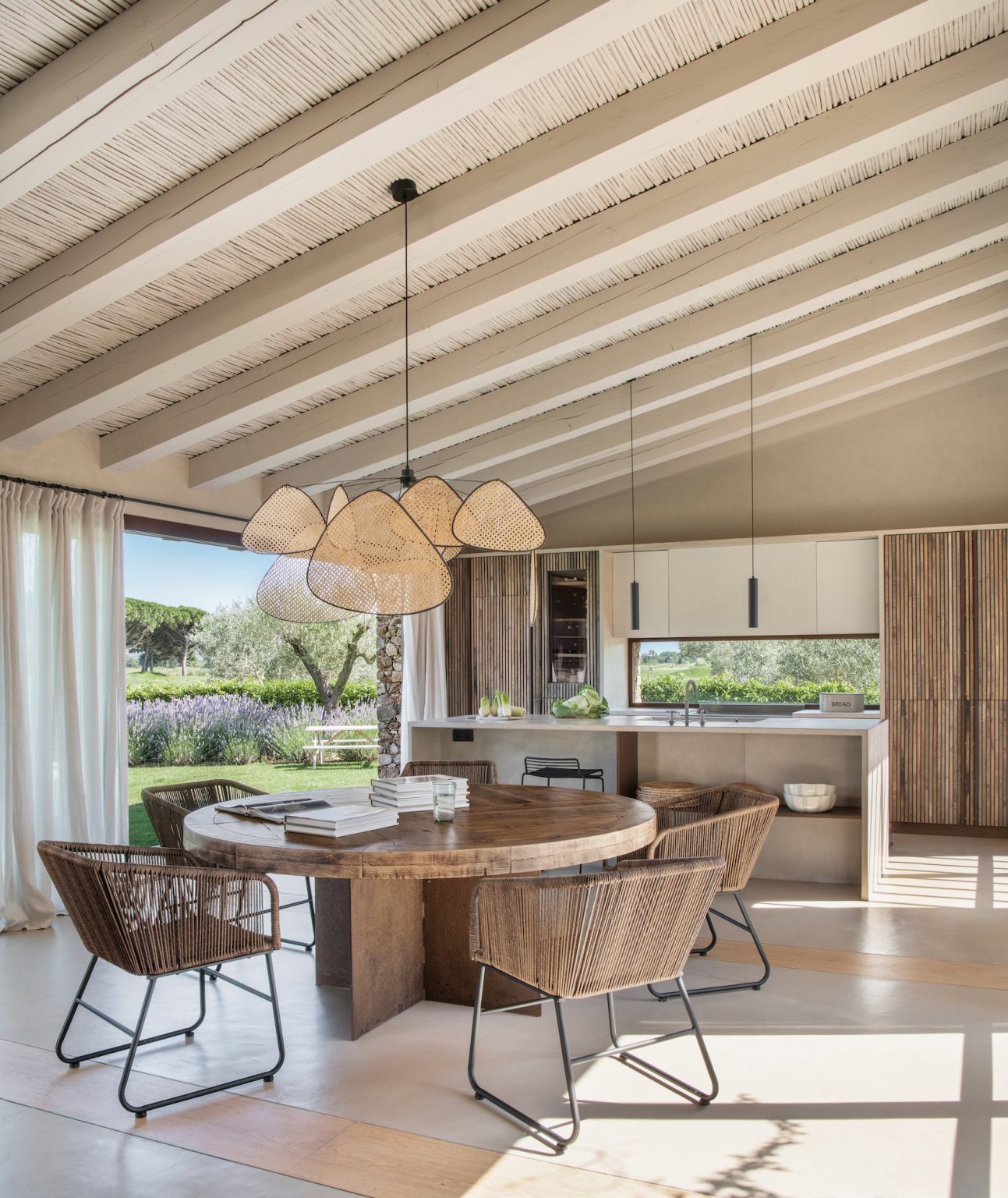 salle à manger design plafond poutres et roseaux maison en pierres