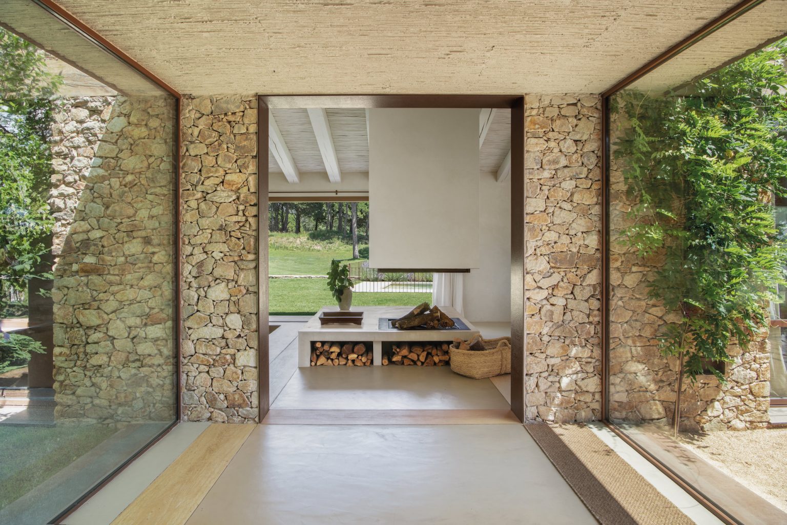 couloir avec baies vitrées maison en pierres