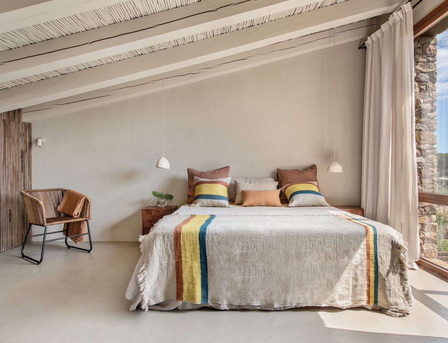 chambre contemporaine plafond poutres et roseaux