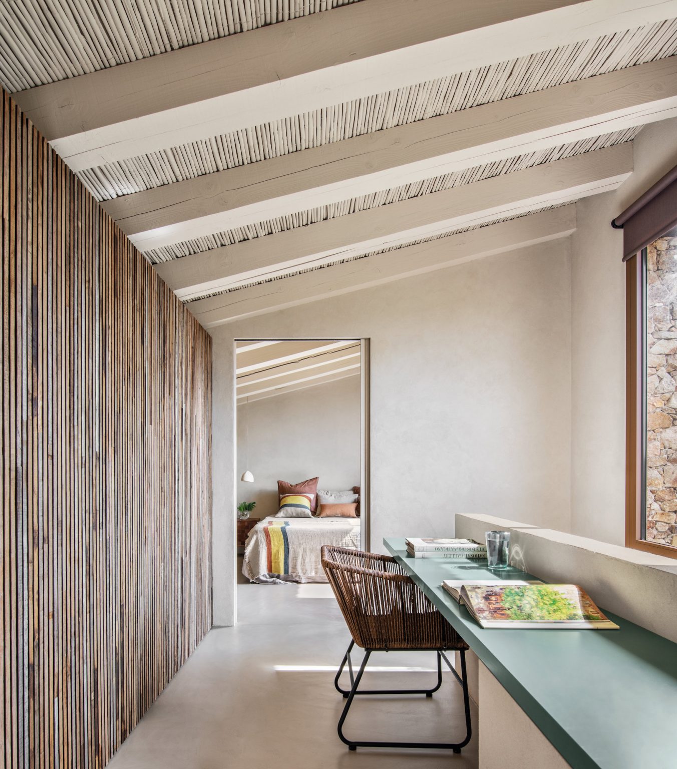 bureau et chambre contemporaine plafond poutres et roseaux