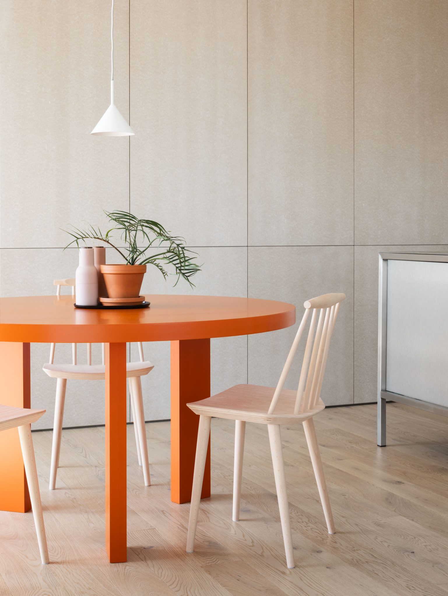 salle à manger avec table ronde orange décoration design