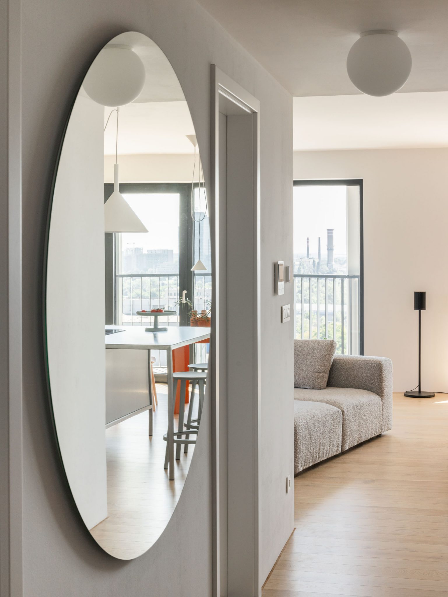 couloir avec miroir rond