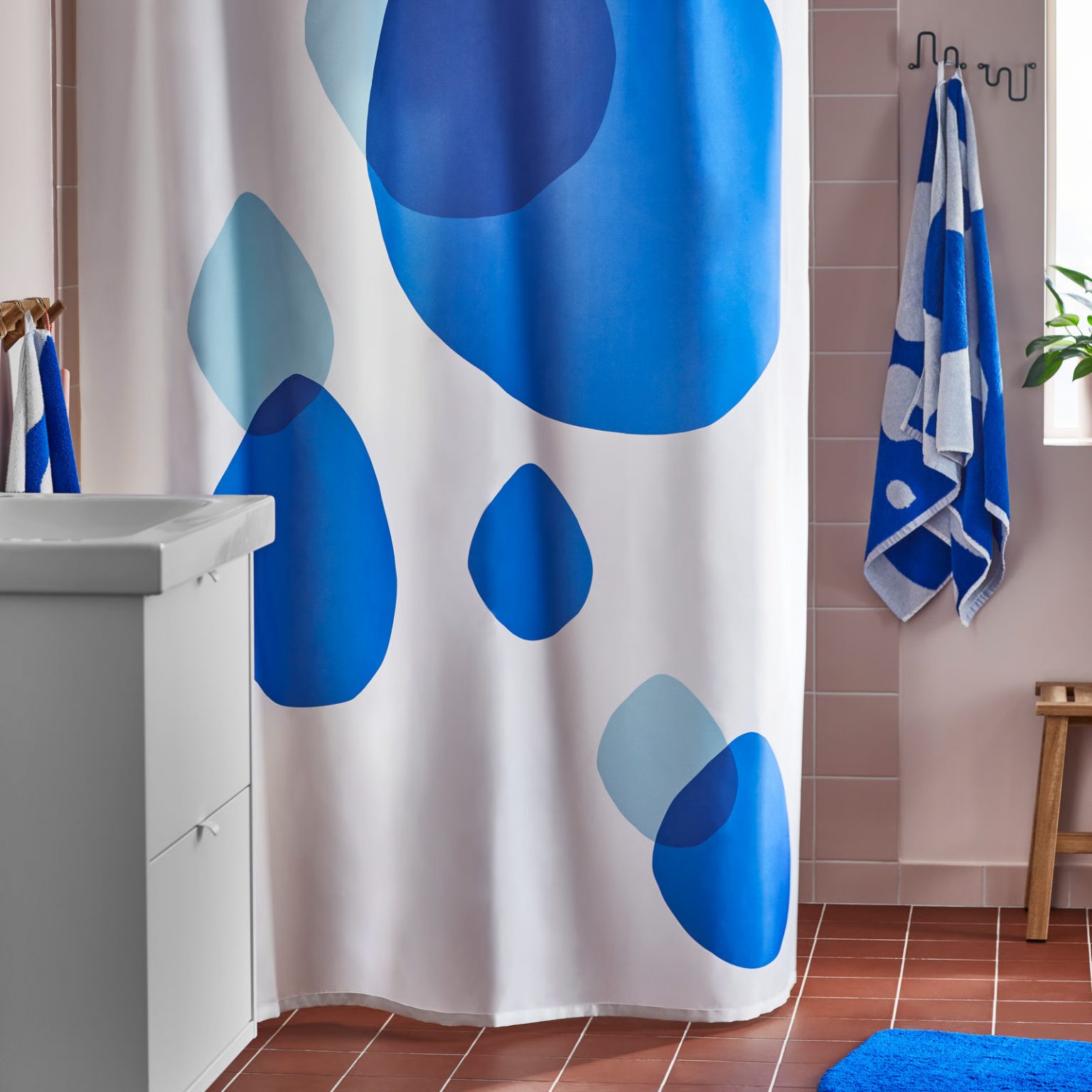 rideau de douche bleu et blanc