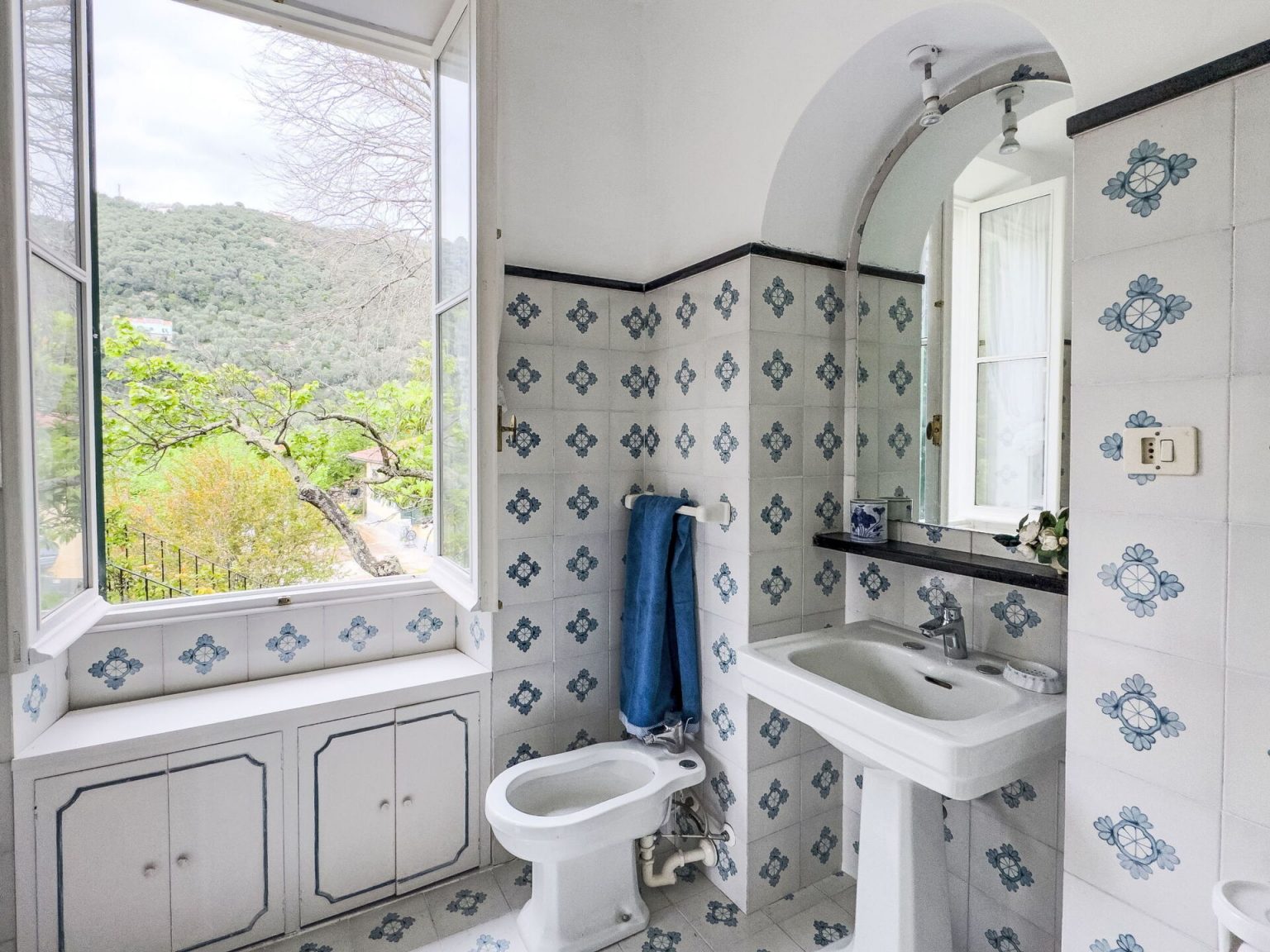 salle de bain carrelage bleu et blanc maison Italie décoration rustique et vintage