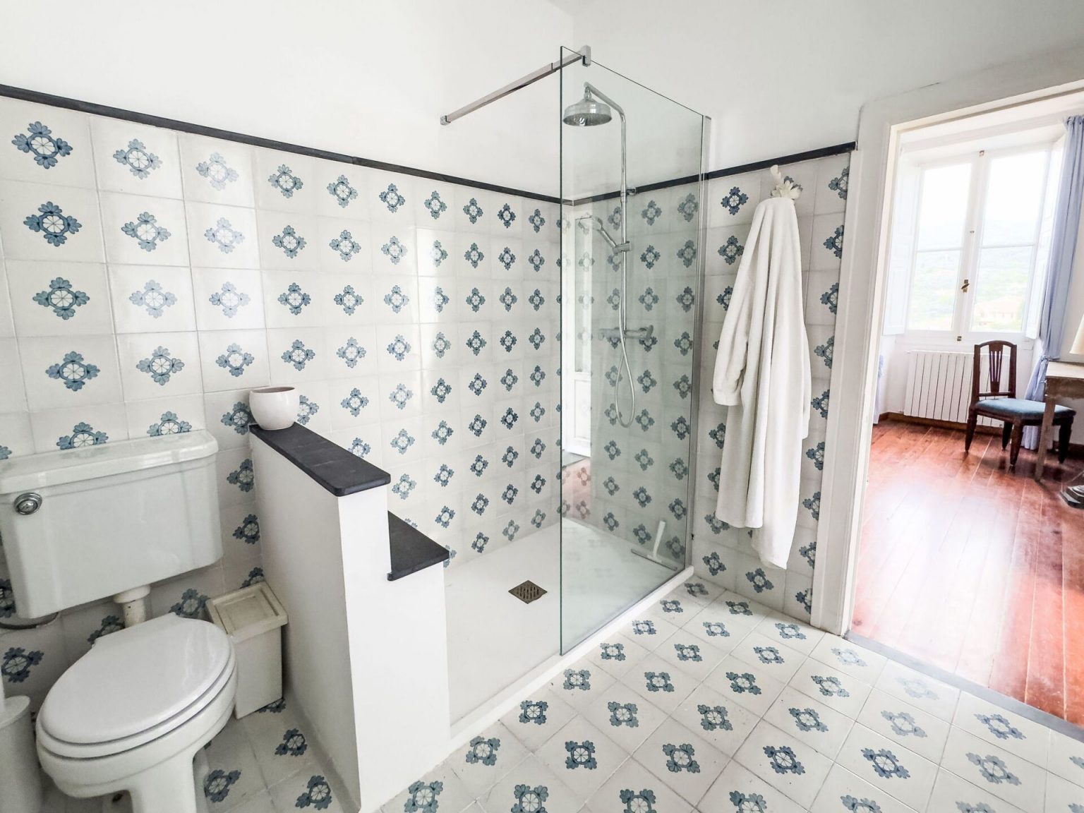 salle de bain carrelage bleu et blanc