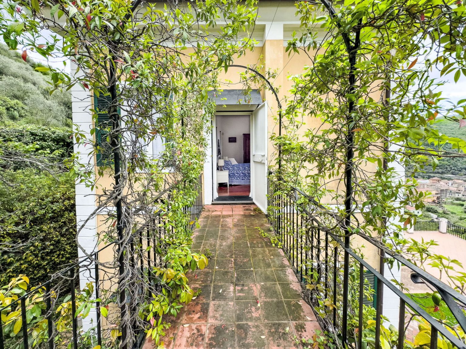 maison ancienne façade jaune