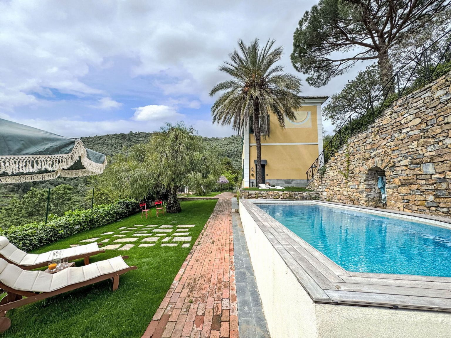 piscine dans jardin maison ancienne façade jaune La Vigna