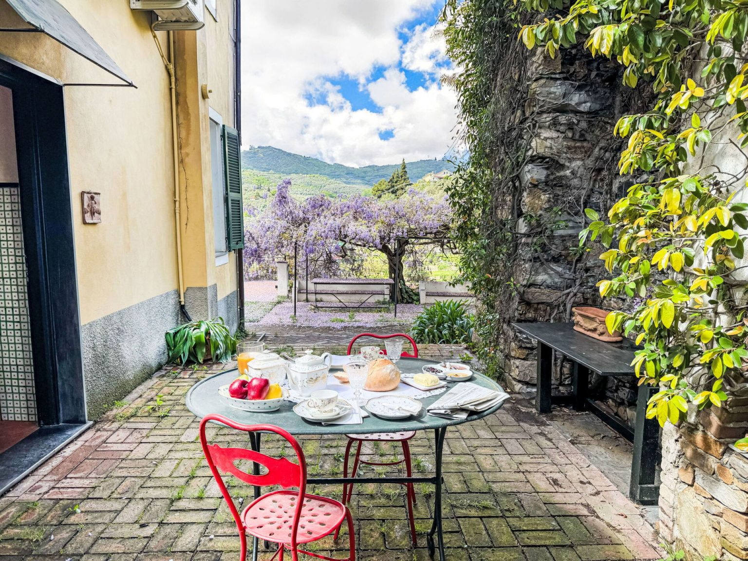 jardin maison ancienne façade jaune La Vigna